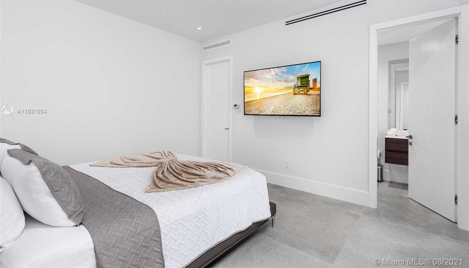 Small Image of 10 SAMANA DR, Miami Number 29