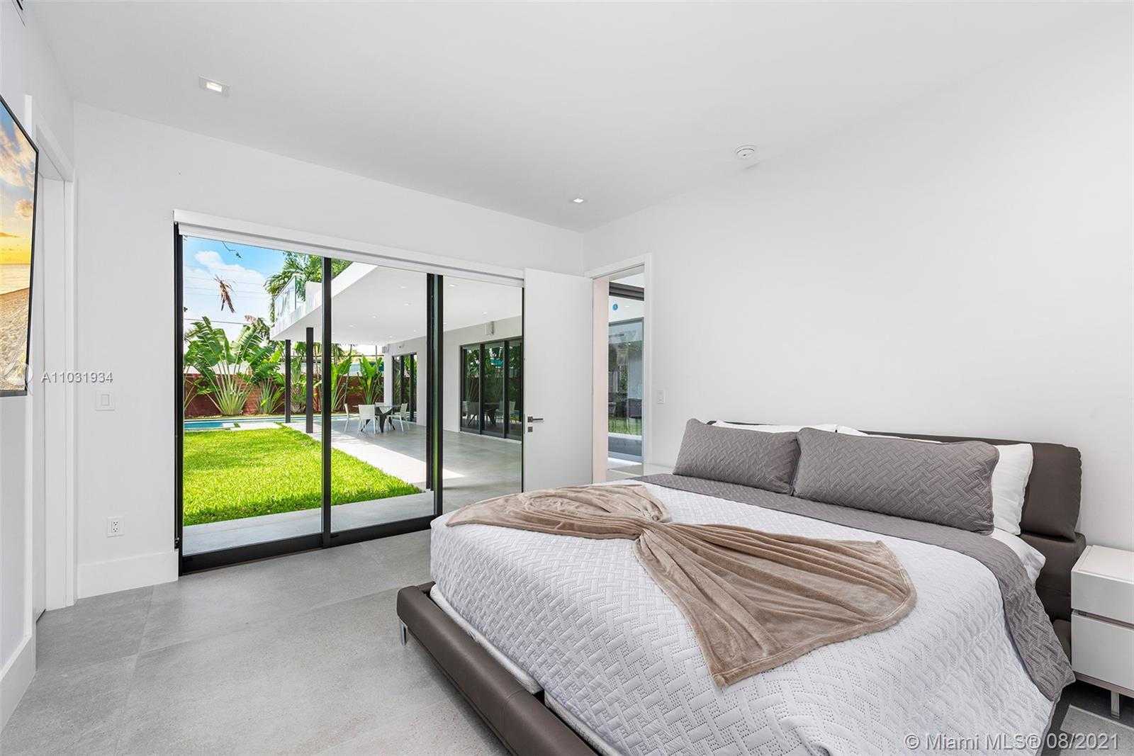 Small Image of 10 SAMANA DR, Miami Number 30