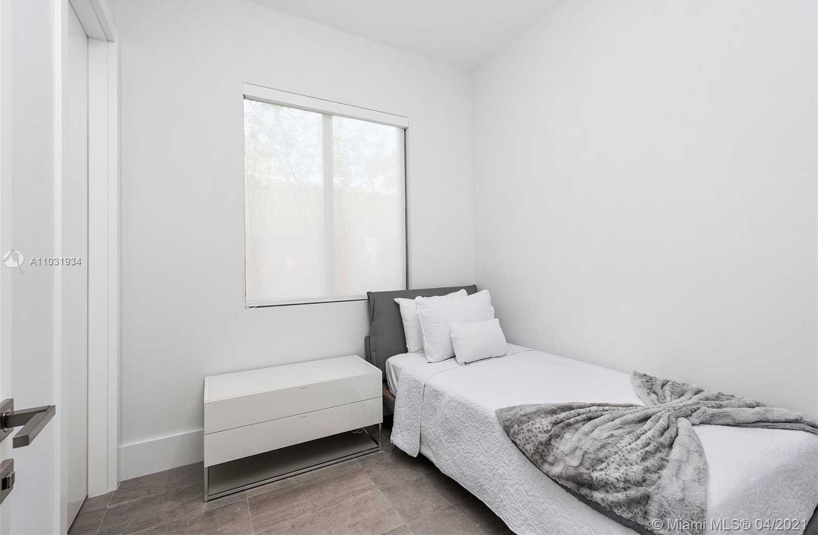 Small Image of 10 SAMANA DR, Miami Number 32
