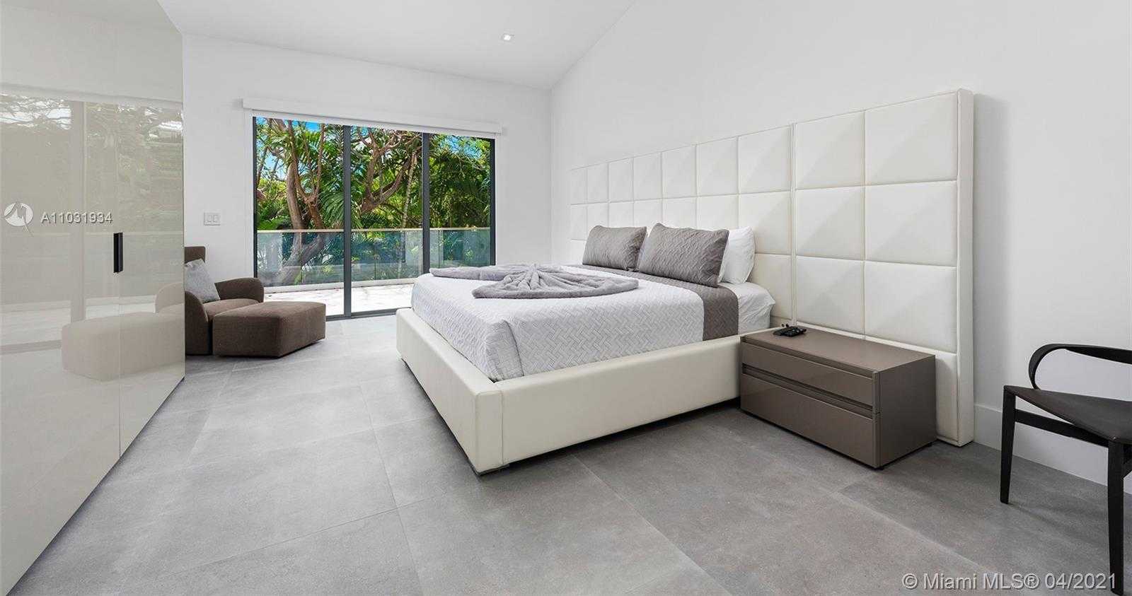 Small Image of 10 SAMANA DR, Miami Number 4