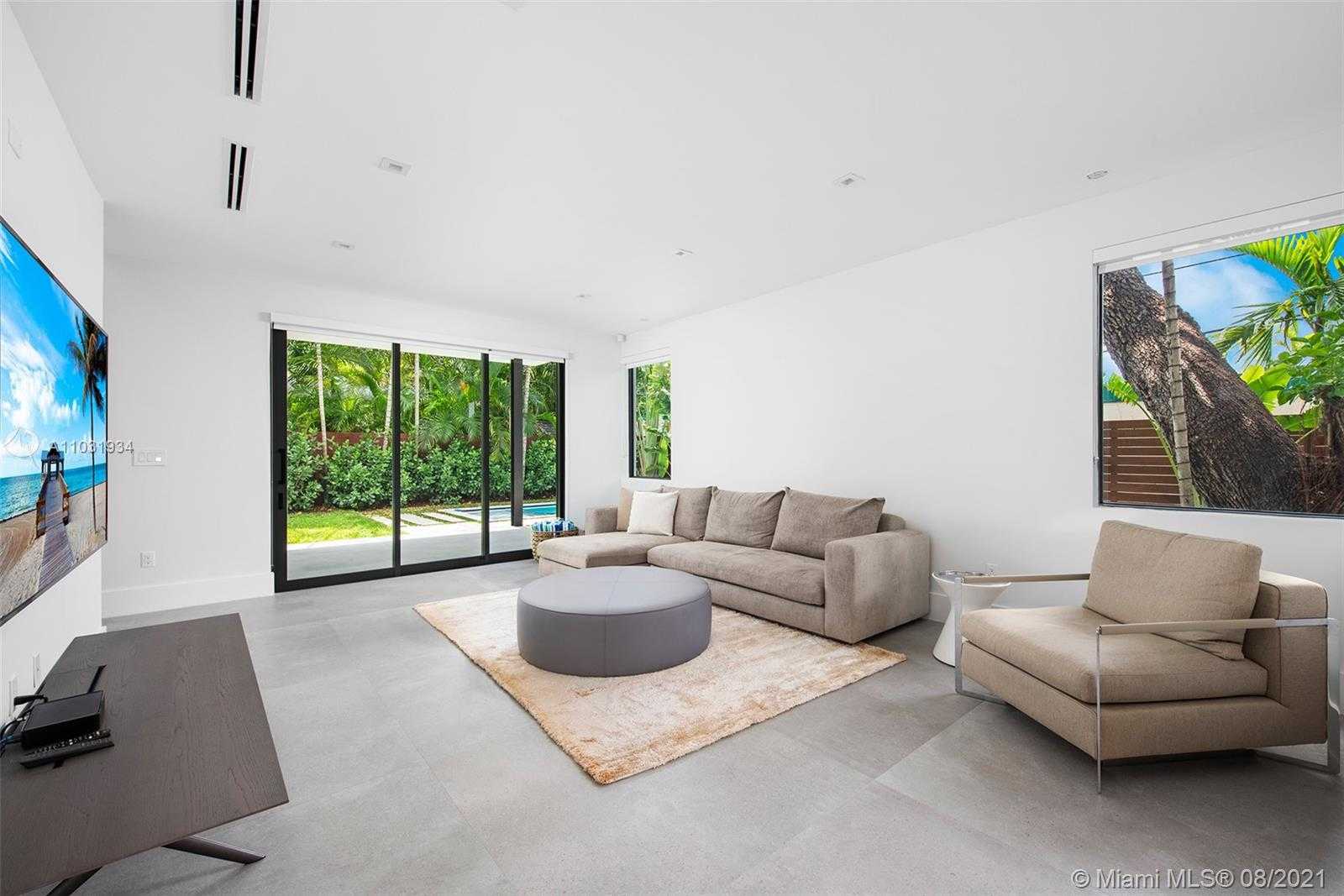 Small Image of 10 SAMANA DR, Miami Number 41