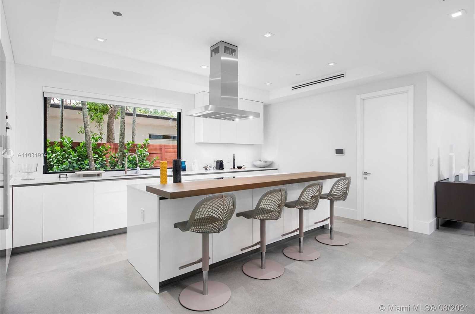 Small Image of 10 SAMANA DR, Miami Number 47