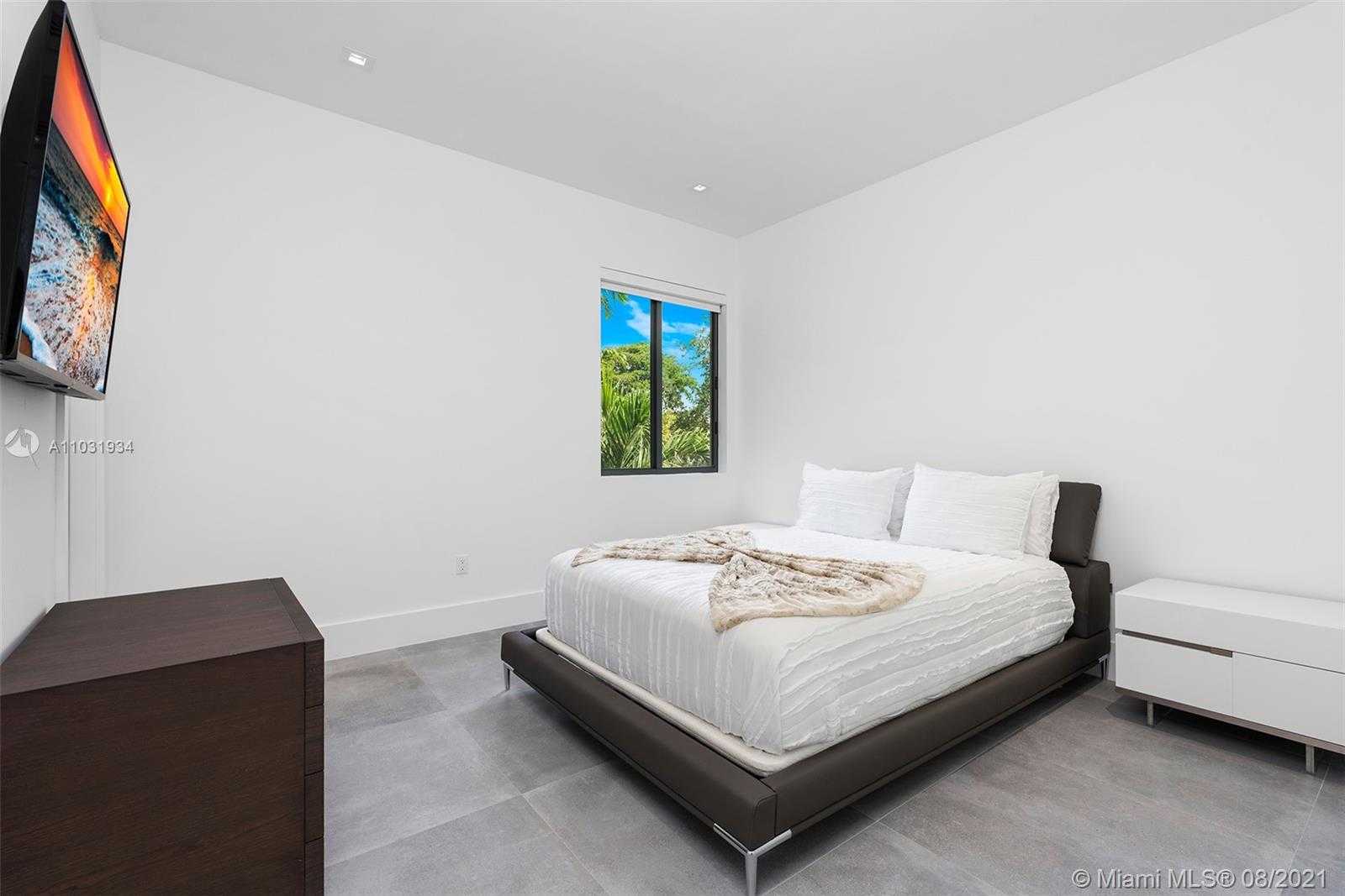Small Image of 10 SAMANA DR, Miami Number 5