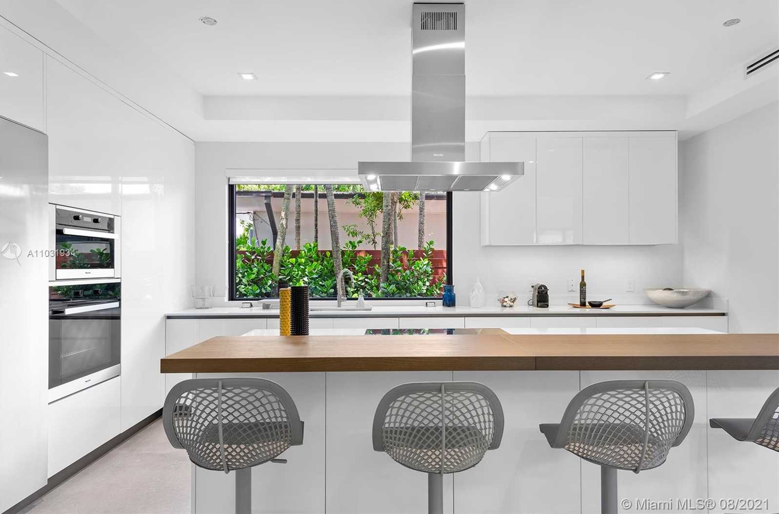 Small Image of 10 SAMANA DR, Miami Number 51