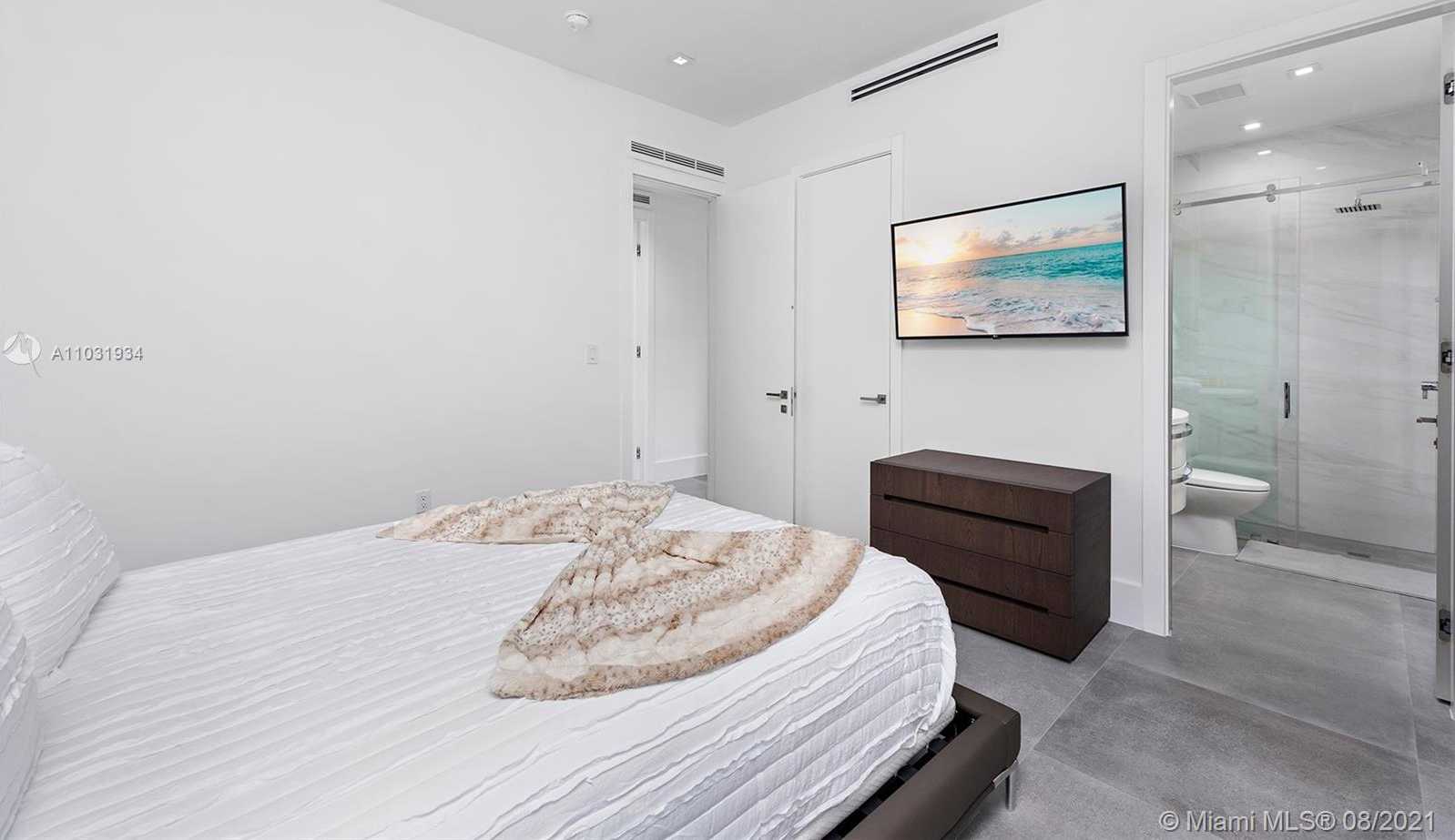 Small Image of 10 SAMANA DR, Miami Number 6
