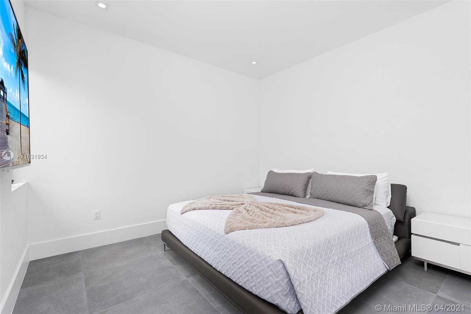 Small Image of 10 SAMANA DR, Miami Number 8