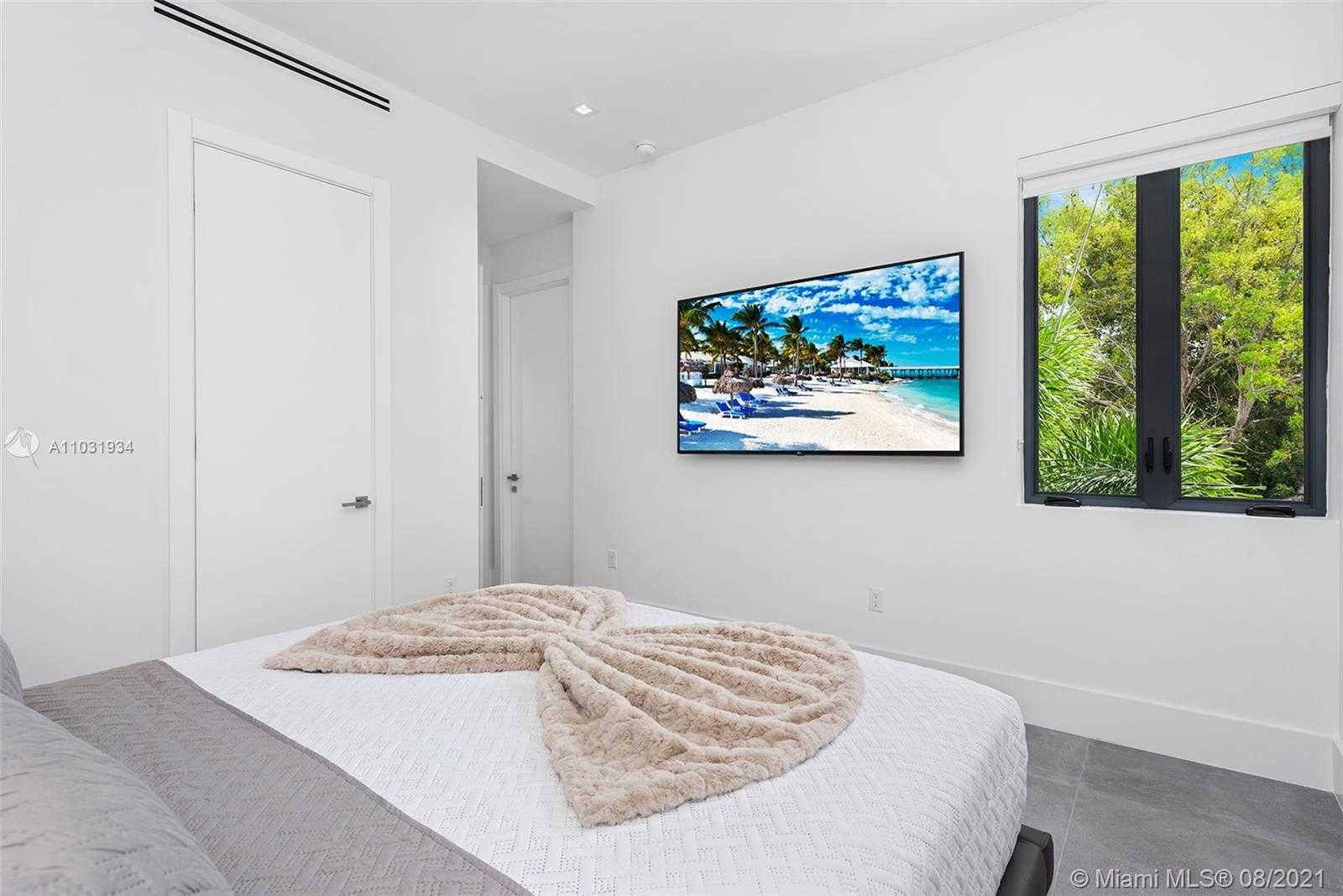 Small Image of 10 SAMANA DR, Miami Number 9