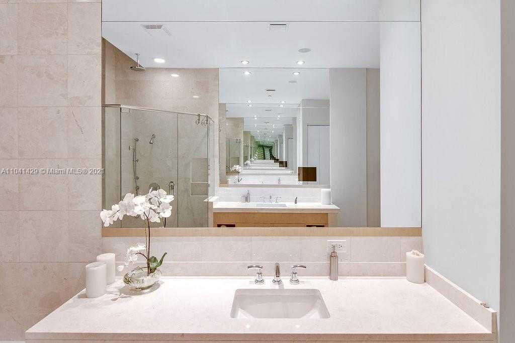 Small Image of 900 Brickell Key Blvd, Miami, FL 33131, USA Number 20