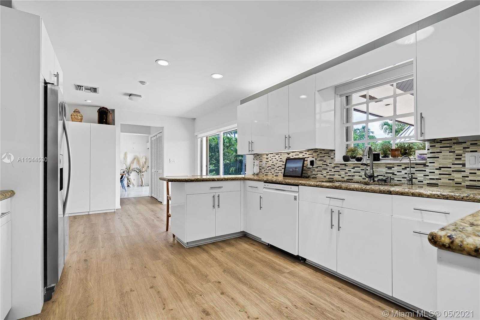 Small Image of 10 ISLAND DR, Key Biscayne Number 11