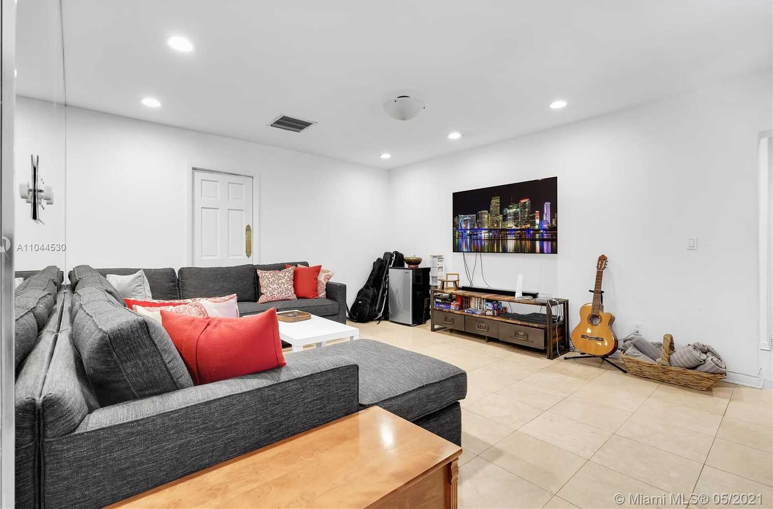 Small Image of 10 ISLAND DR, Key Biscayne Number 13