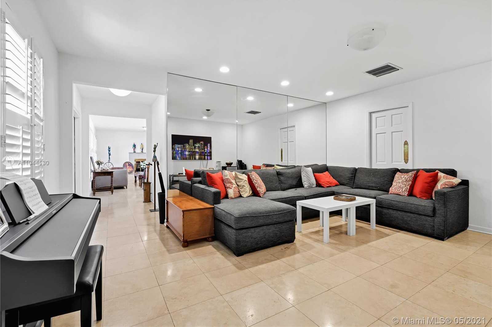 Small Image of 10 ISLAND DR, Key Biscayne Number 14