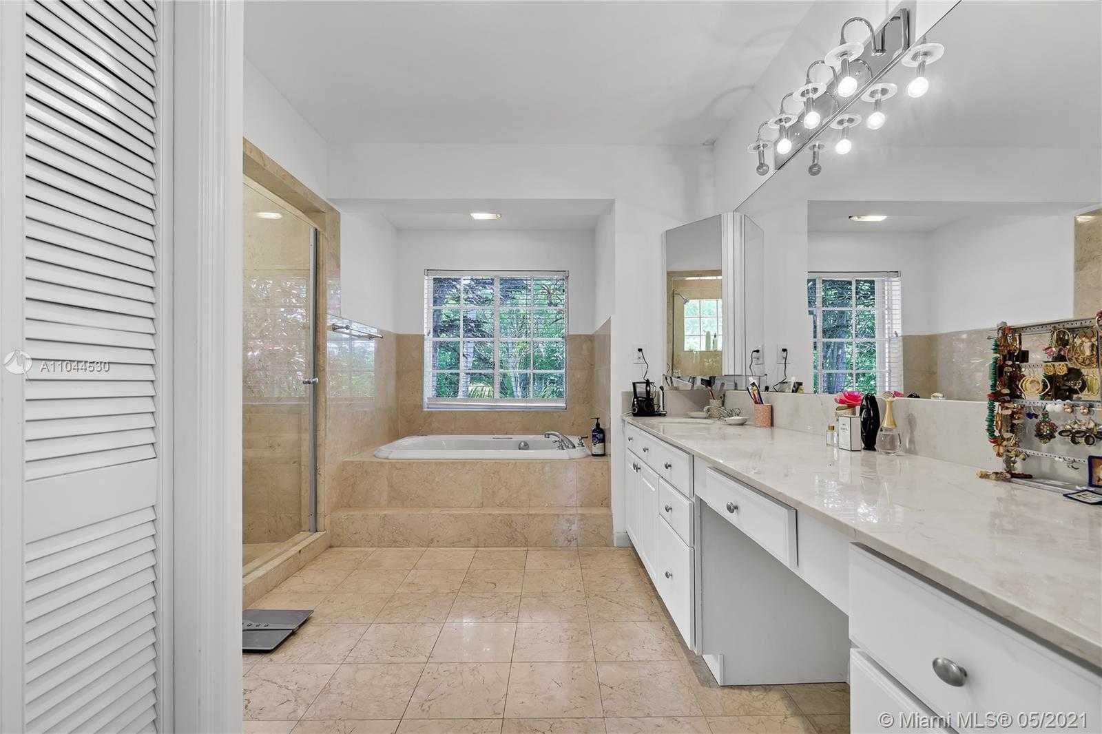 Small Image of 10 ISLAND DR, Key Biscayne Number 22