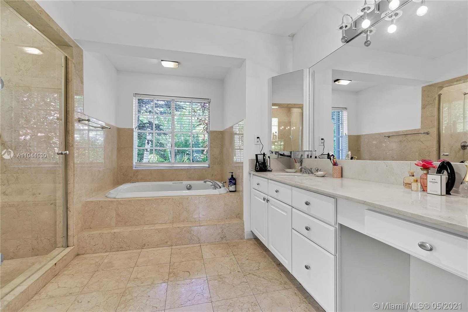 Small Image of 10 ISLAND DR, Key Biscayne Number 23
