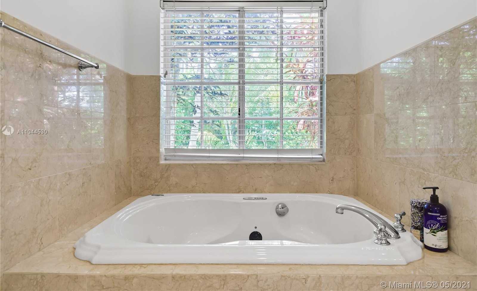 Small Image of 10 ISLAND DR, Key Biscayne Number 24