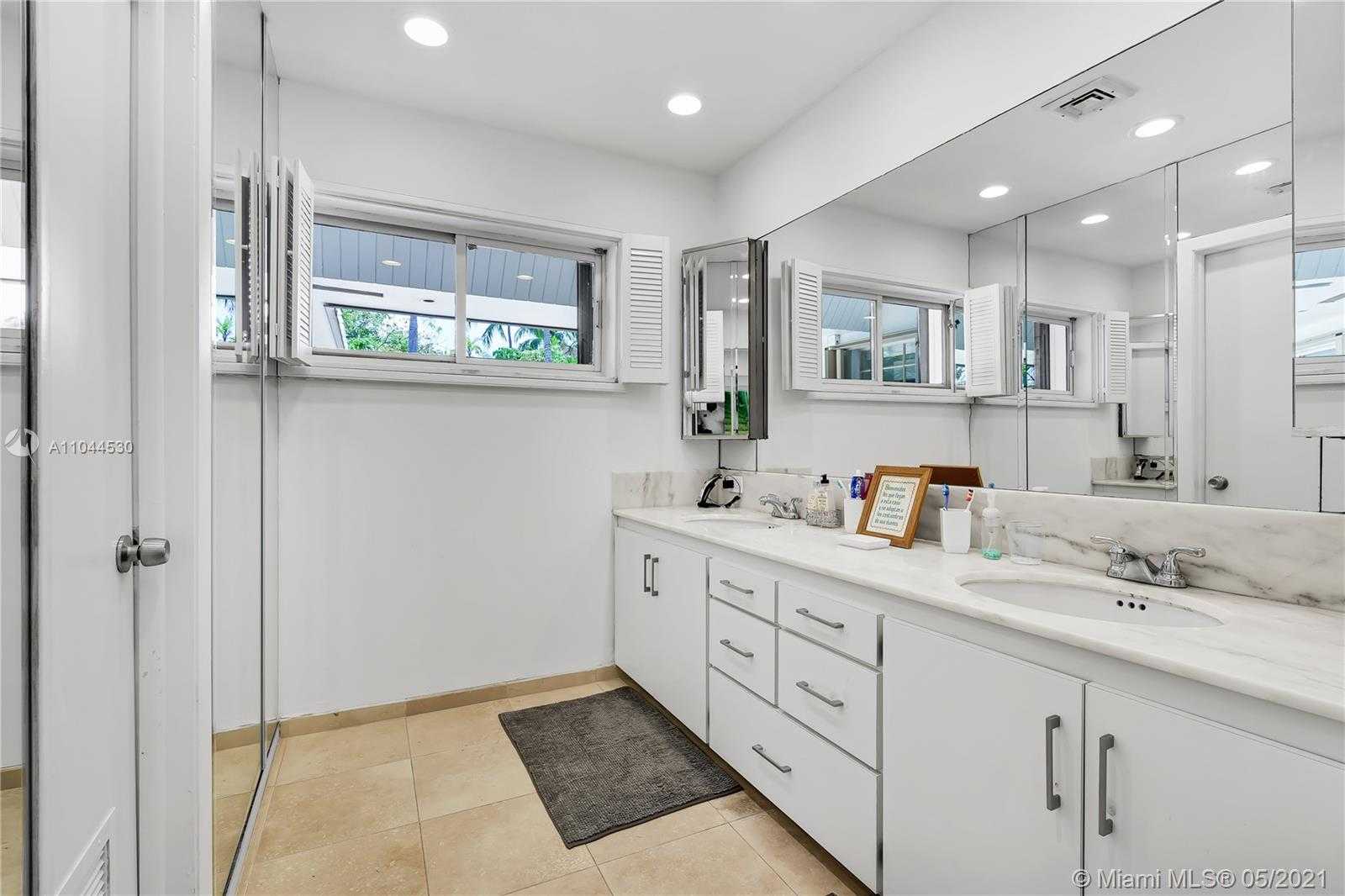 Small Image of 10 ISLAND DR, Key Biscayne Number 28