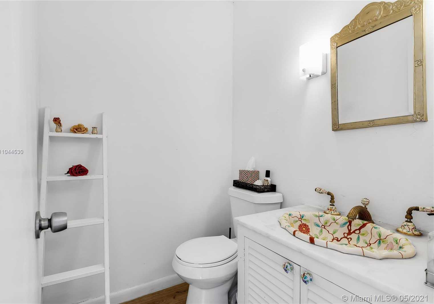 Small Image of 10 ISLAND DR, Key Biscayne Number 9