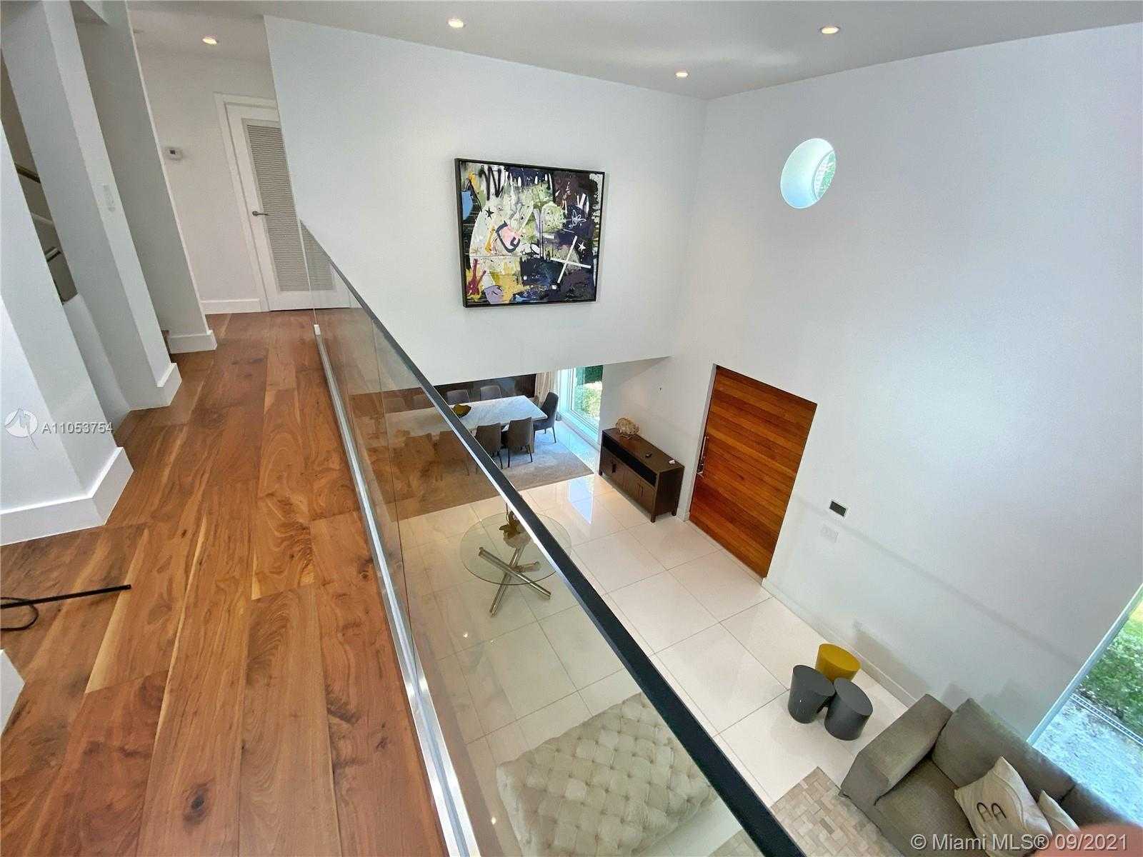 Small Image of 211 NORTH COCONUT LN, Miami Beach Number 11