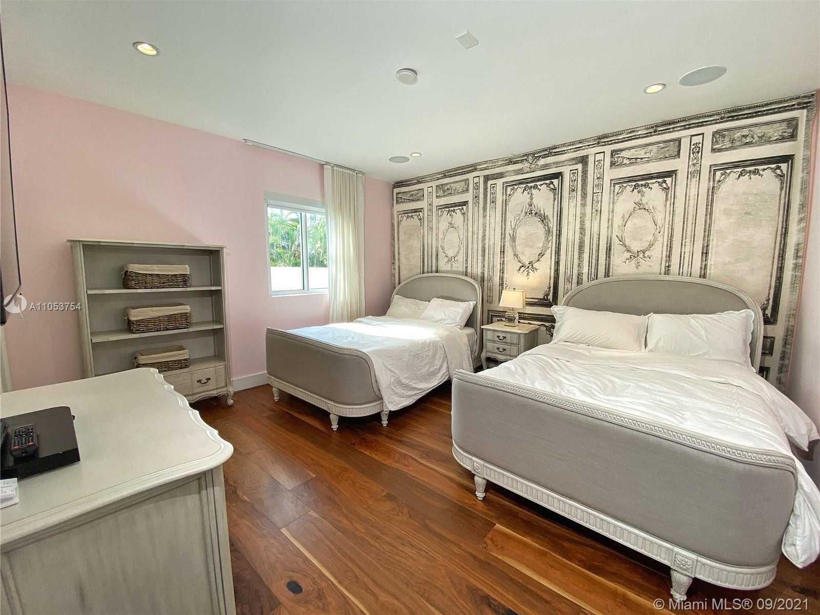Small Image of 211 NORTH COCONUT LN, Miami Beach Number 14