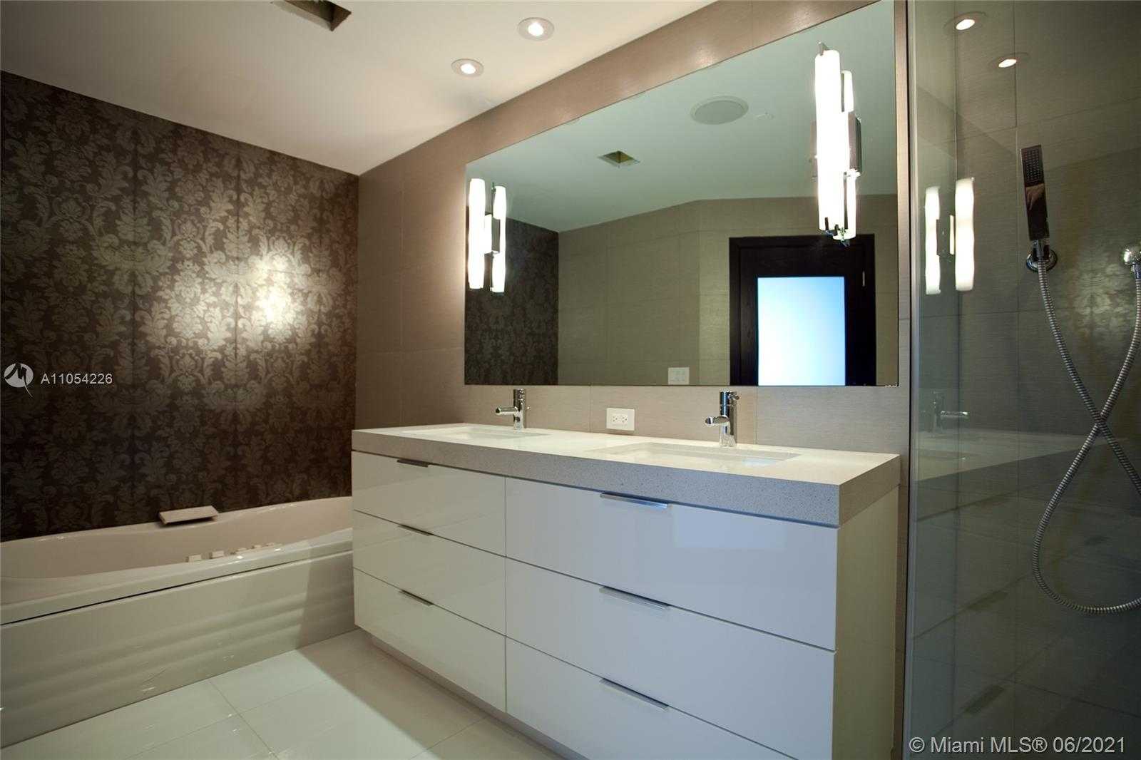 Small Image of 300 SOUTH POINTE DR #806, Miami Beach Number 4