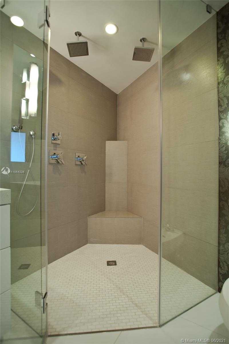 Small Image of 300 SOUTH POINTE DR #806, Miami Beach Number 5