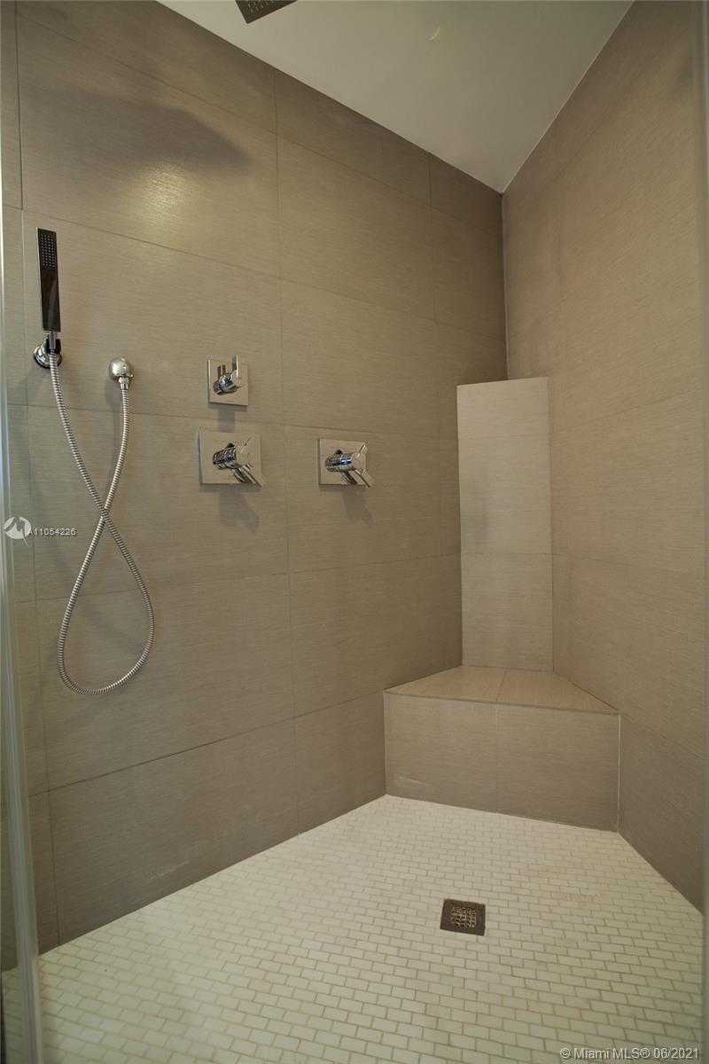 Small Image of 300 SOUTH POINTE DR #806, Miami Beach Number 6