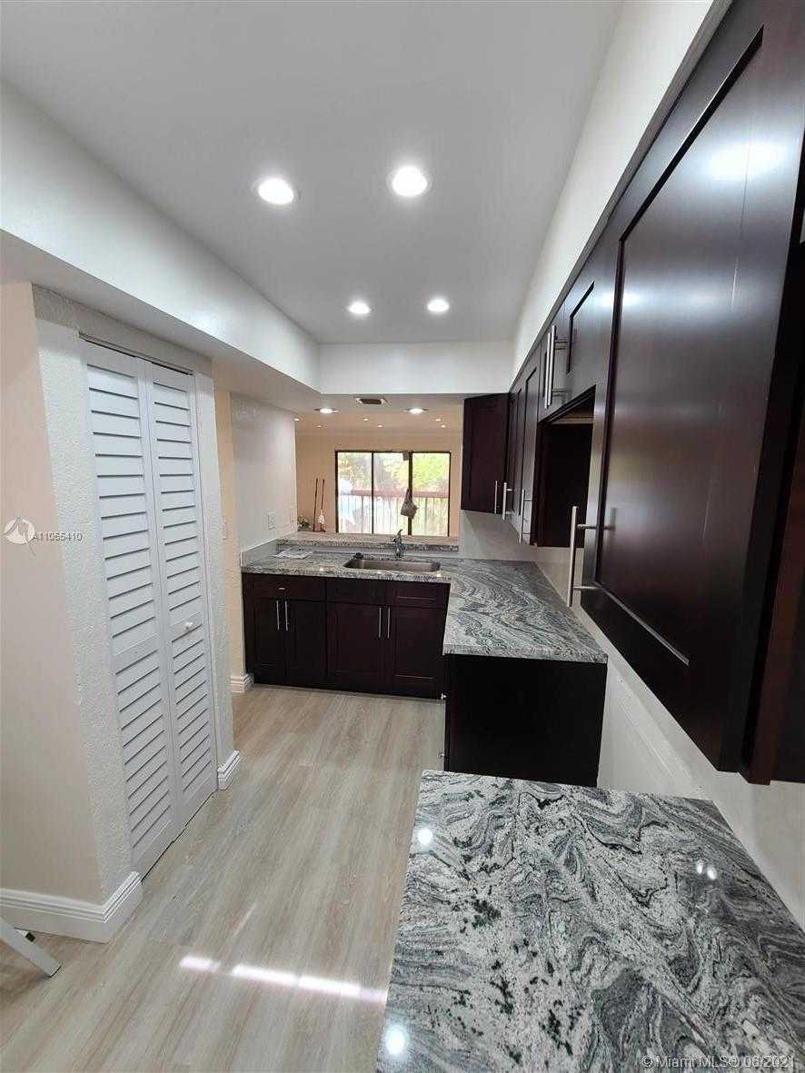 Small Image of 4020 DEL RIO WAY #4020, Sunrise Number 7