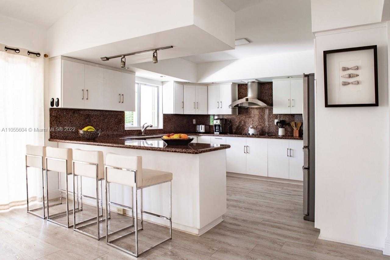 Small Image of 340 WOODCREST RD, Key Biscayne Number 8