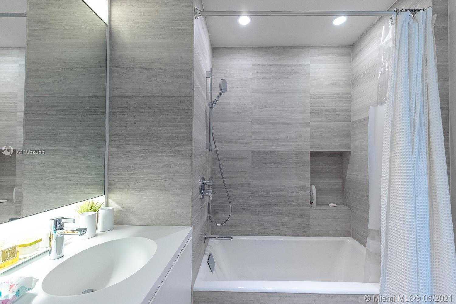 Small Image of 300 COLLINS AVE #2A, Miami Beach Number 21