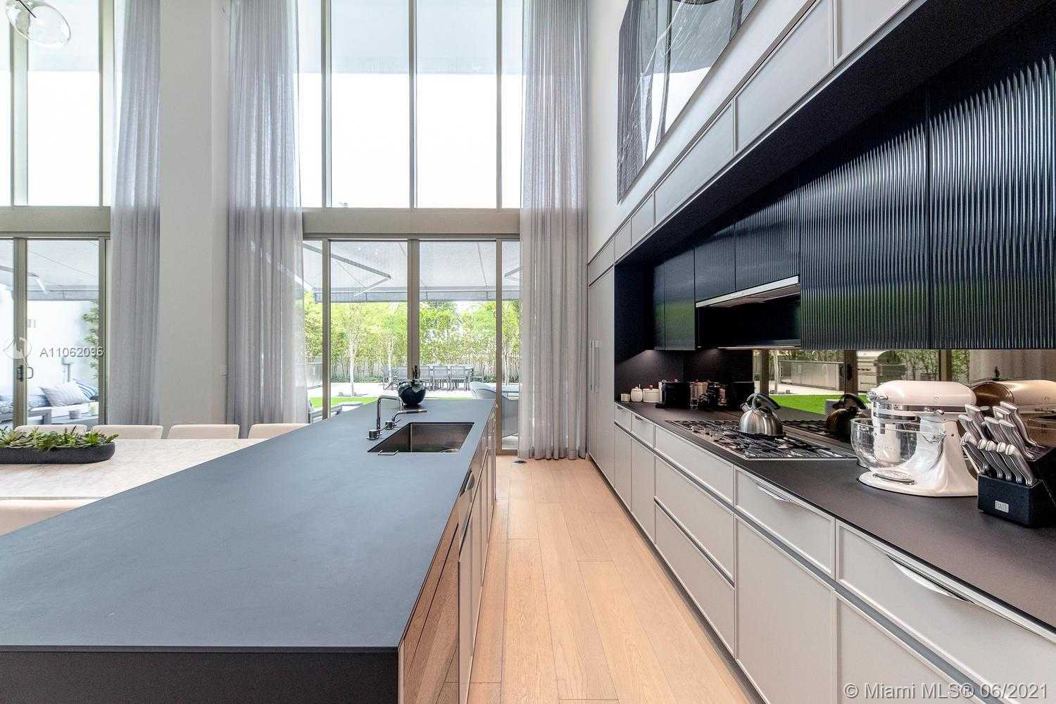 Small Image of 300 COLLINS AVE #2A, Miami Beach Number 3