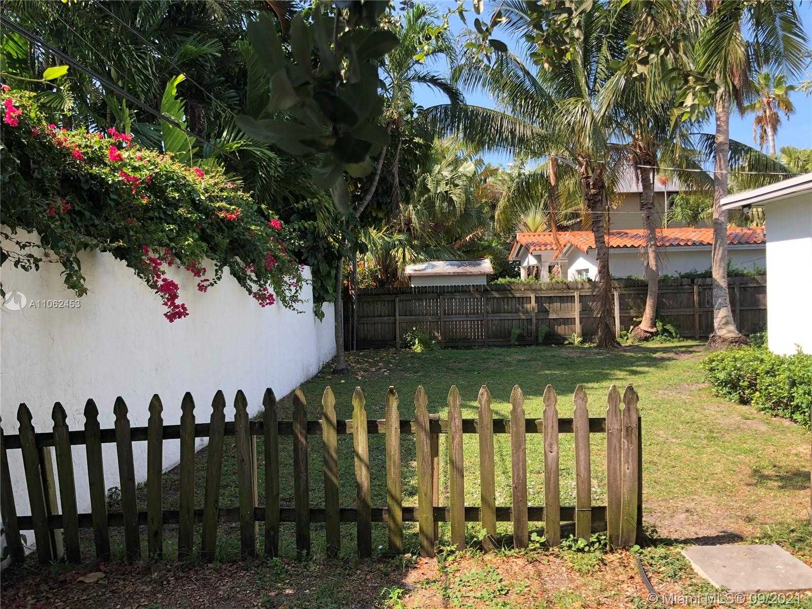 Small Image of 485 WARREN LN, Key Biscayne Number 3