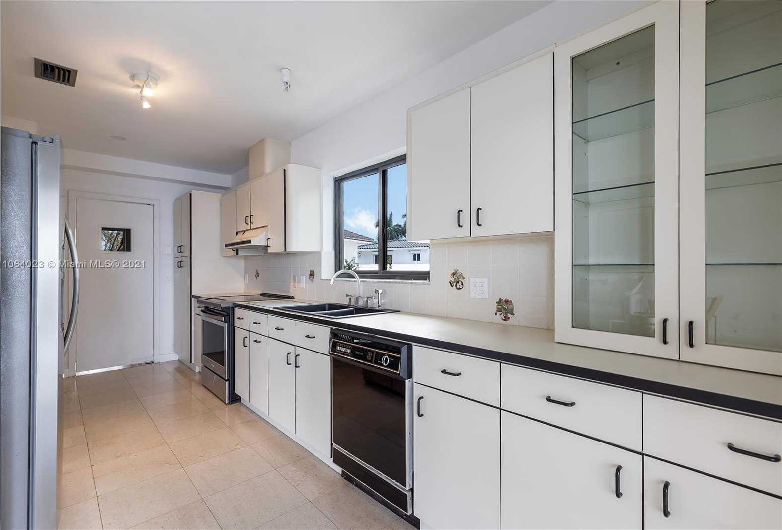 Small Image of 297 N Coconut Ln, Miami Beach, FL 33139, USA Number 19