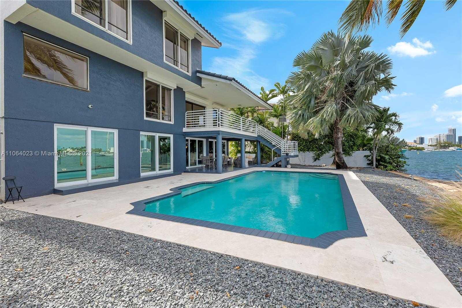 Small Image of 297 N Coconut Ln, Miami Beach, FL 33139, USA Number 2
