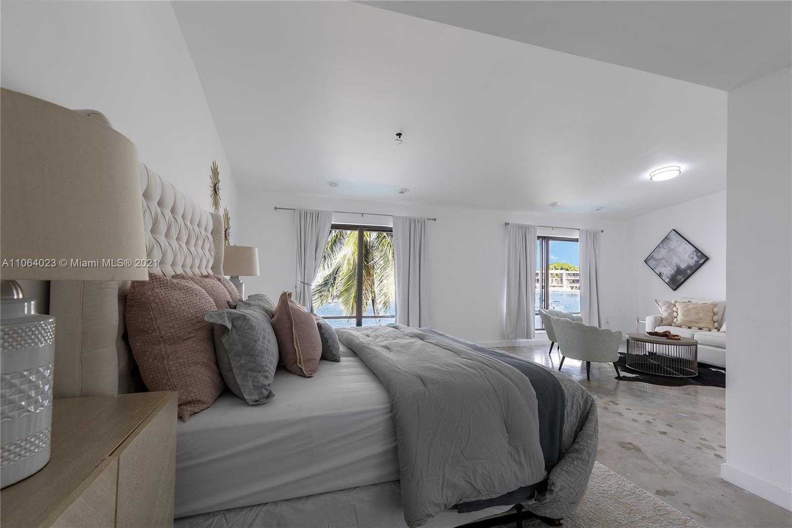Small Image of 297 N Coconut Ln, Miami Beach, FL 33139, USA Number 23
