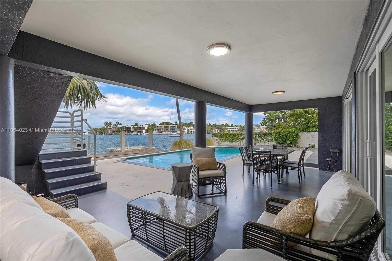 Small Image of 297 N Coconut Ln, Miami Beach, FL 33139, USA Number 3