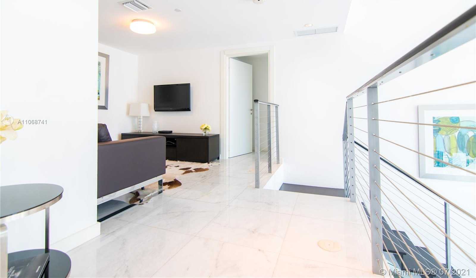 Small Image of 200 BISCAYNE BOULEVARD WAY #502, Miami Number 3