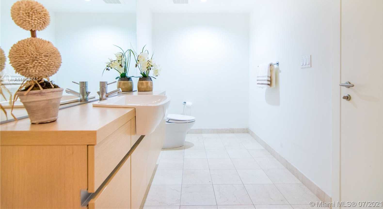 Small Image of 200 BISCAYNE BOULEVARD WAY #502, Miami Number 6
