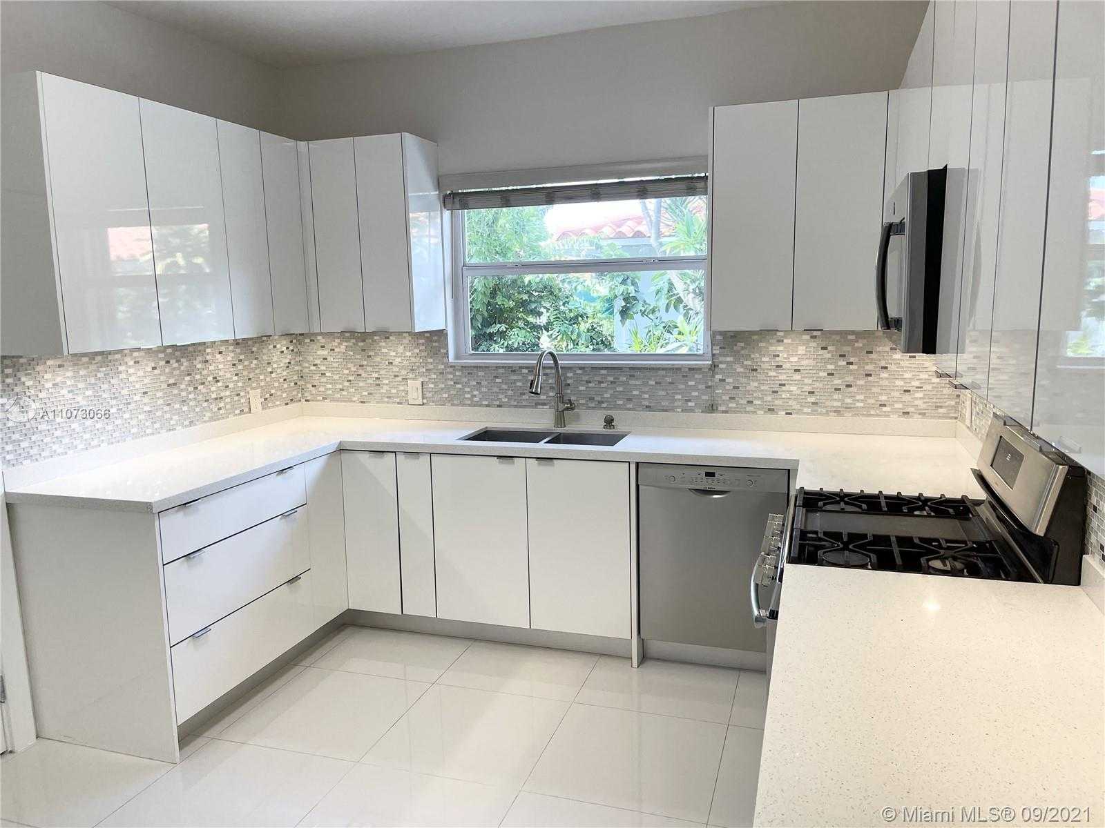 Small Image of 4555 NORTH JEFFERSON AVE, Miami Beach Number 2