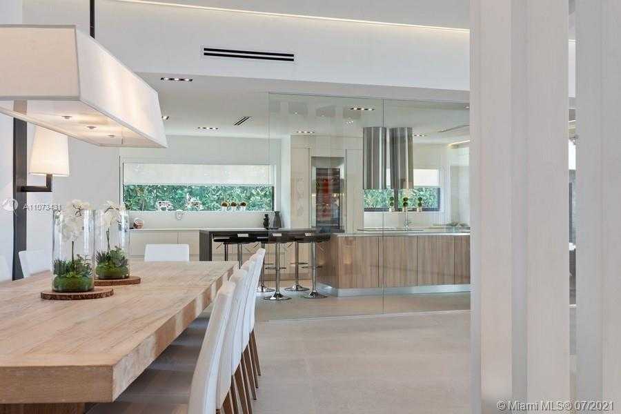 Small Image of 7972 BISCAYNE POINT CIR, Miami Beach Number 10