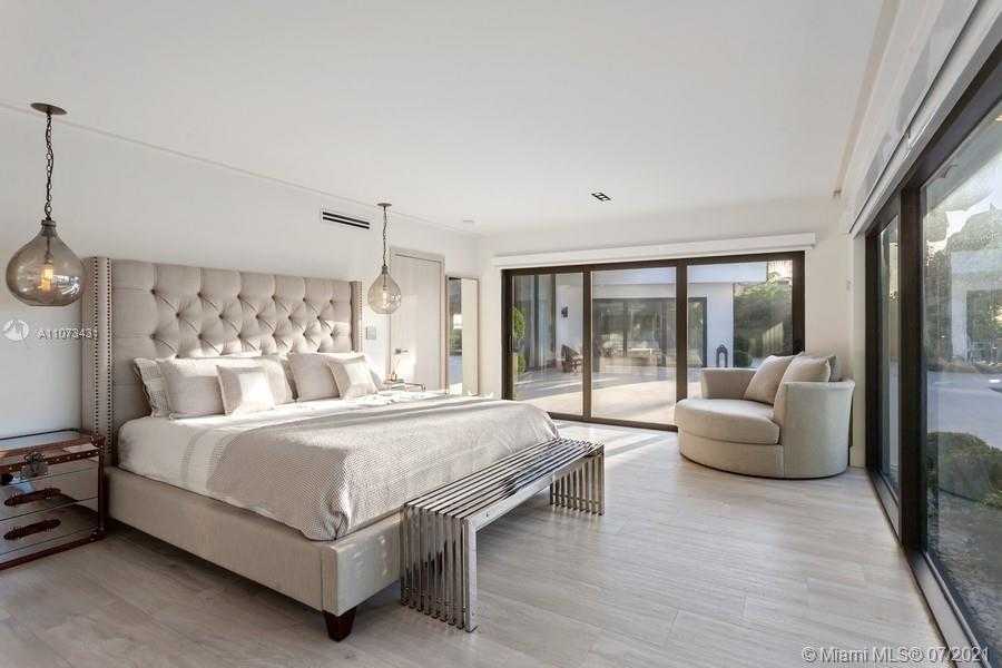Small Image of 7972 BISCAYNE POINT CIR, Miami Beach Number 11