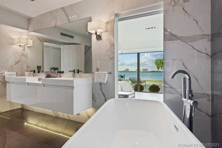 Small Image of 7972 BISCAYNE POINT CIR, Miami Beach Number 12