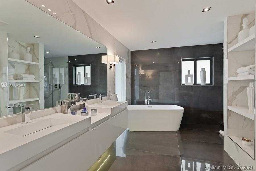 Small Image of 7972 BISCAYNE POINT CIR, Miami Beach Number 13