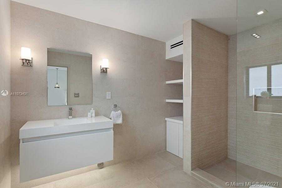 Small Image of 7972 BISCAYNE POINT CIR, Miami Beach Number 15