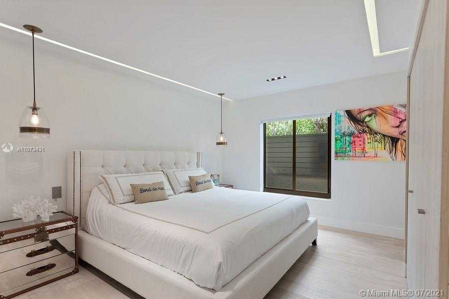 Small Image of 7972 BISCAYNE POINT CIR, Miami Beach Number 16