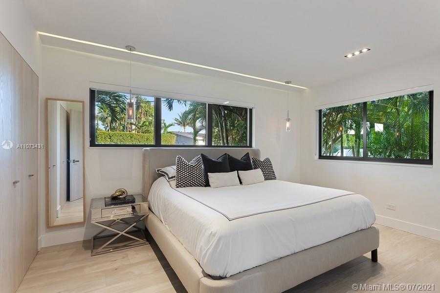 Small Image of 7972 BISCAYNE POINT CIR, Miami Beach Number 17