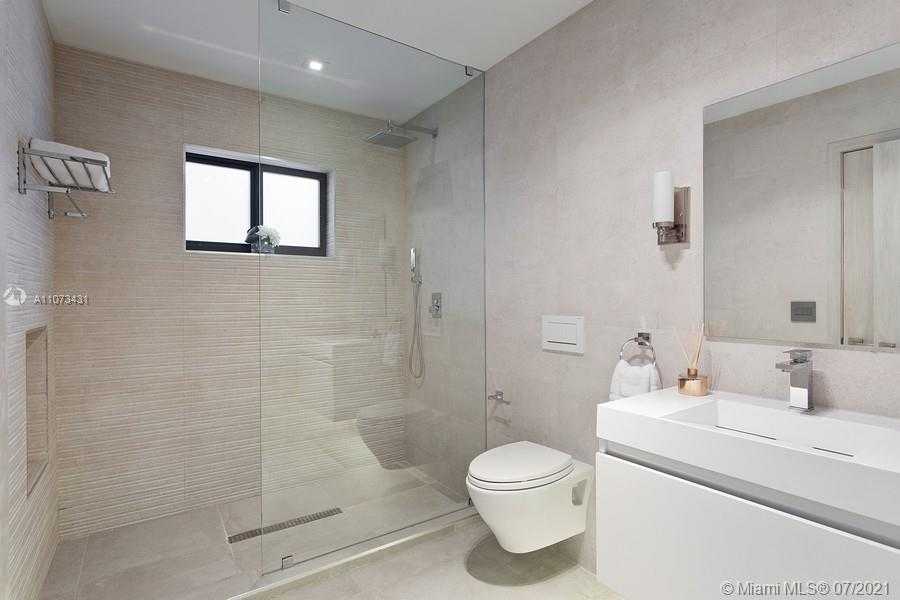 Small Image of 7972 BISCAYNE POINT CIR, Miami Beach Number 18