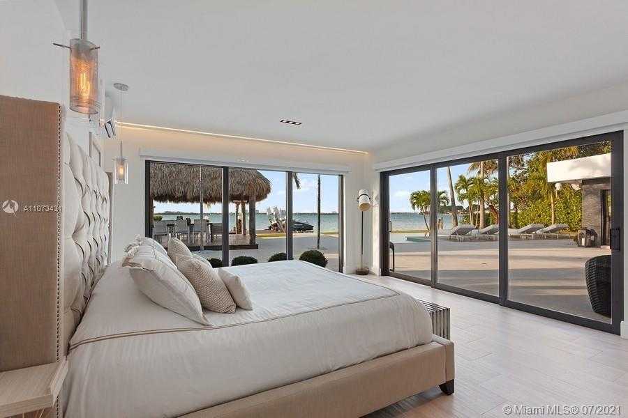 Small Image of 7972 BISCAYNE POINT CIR, Miami Beach Number 19