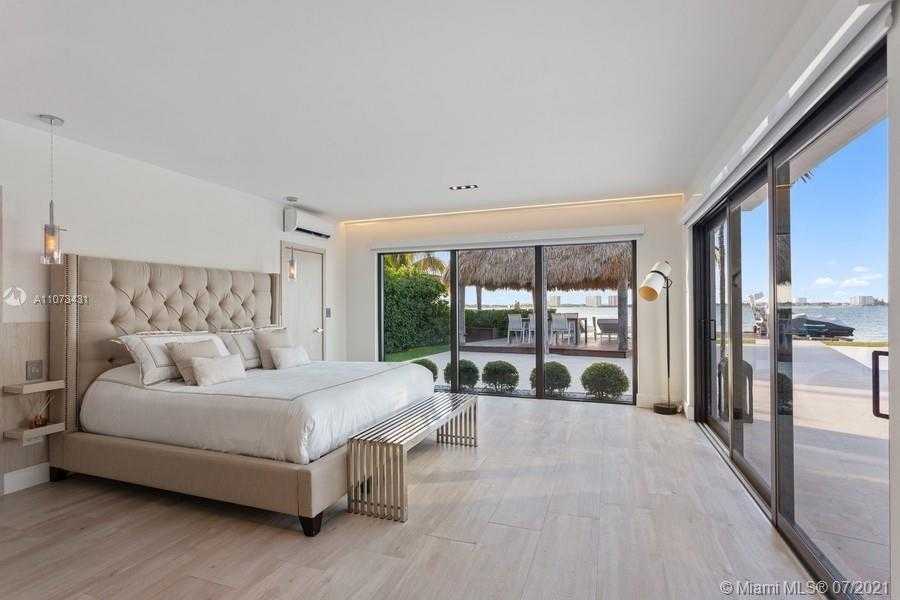 Small Image of 7972 BISCAYNE POINT CIR, Miami Beach Number 20