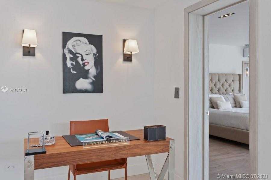 Small Image of 7972 BISCAYNE POINT CIR, Miami Beach Number 21