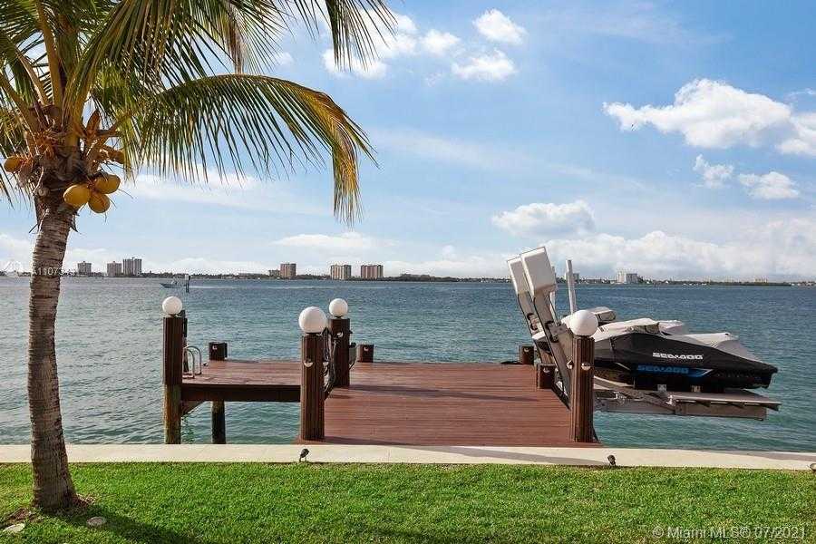 Small Image of 7972 BISCAYNE POINT CIR, Miami Beach Number 24