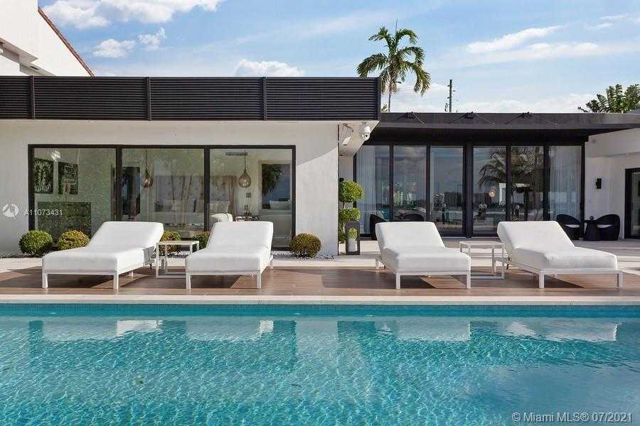 Small Image of 7972 BISCAYNE POINT CIR, Miami Beach Number 25
